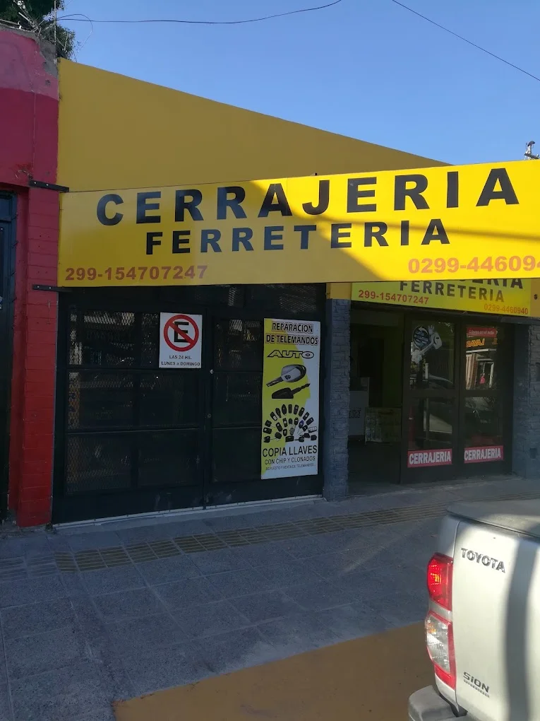 Entrada de Cerrajería Aber en Neuquén con carteles de duplicado de llaves, codificadas y apertura de autos.